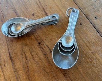 Cucharas medidoras de aluminio vintage, para hornear y cocinar, hechas en EE. UU., década de 1950.