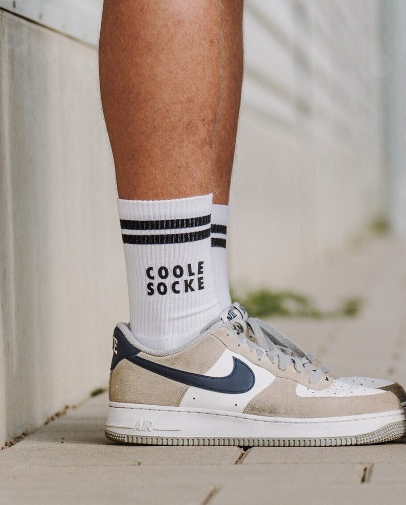 Crew Socks-Personalisiert Tennissocken weiß mit schwarzen Streifen bedruckt Coole Socke Socken Geschenk Bild 1