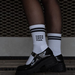 Crew Socks-Personalisiert Tennissocken weiß mit schwarzen Streifen bedruckt Coole Socke Socken Geschenk Bild 7