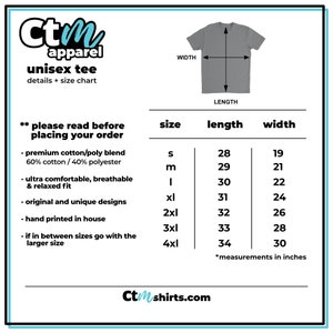 Op de afbeelding: Een grijs unisex T-shirt met een maattabel. De tabel geeft maten S tot 4XL, met afmetingen in inches voor lengte en breedte. Het shirt is gemaakt van een premium katoen/poly blend.