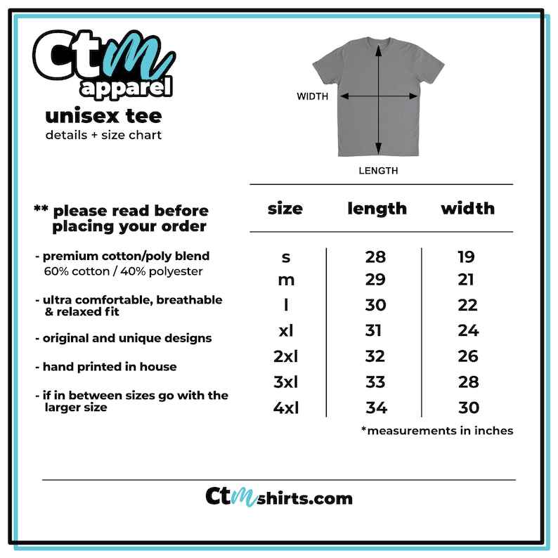 Op de afbeelding: Een grijs unisex T-shirt met een maattabel. De tabel geeft maten S tot 4XL, met afmetingen in inches voor lengte en breedte. Het shirt is gemaakt van een premium katoen/poly blend.