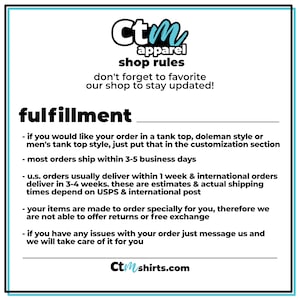 Op de afbeelding: Een witte en blauwgroene afbeelding met de tekst "Ctm apparel shop rules" en "fulfillment" in vetgedrukte letters. De tekst geeft informatie over het aanpassen van bestellingen, verzendtijden en retouren. Het websiteadres van de winkel is ook opgenomen.
