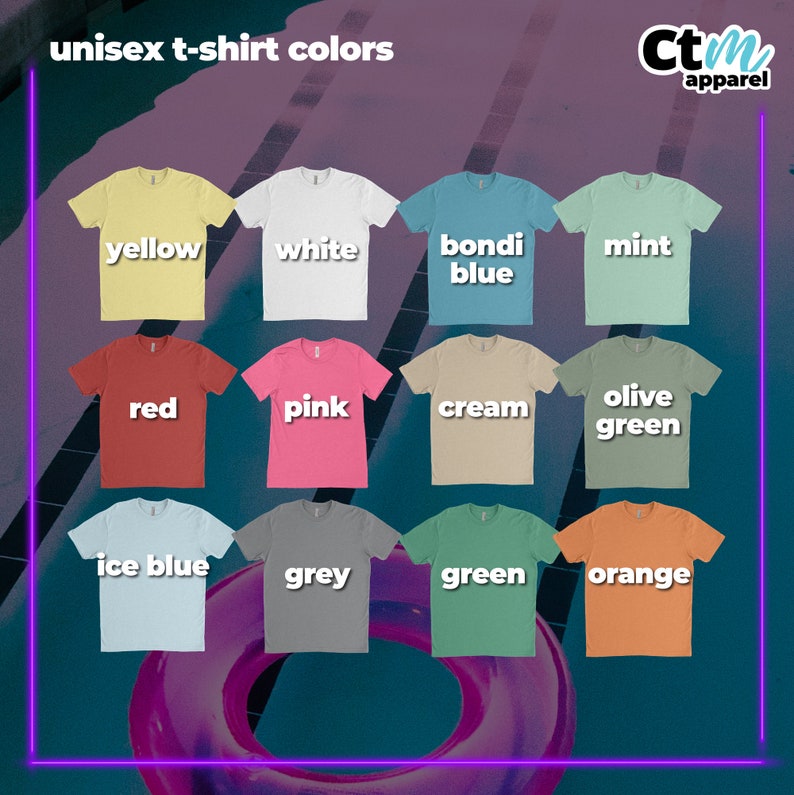 Op de afbeelding: Een display van unisex t-shirts in verschillende kleuren, waaronder geel, wit en rood. De afbeelding toont ook shirts in roze, cr&egrave;me en olijfgroen. Extra kleuren zijn ijsblauw, grijs, groen en oranje. De tekst "unisex t-shirt colors" staat bovenaan.