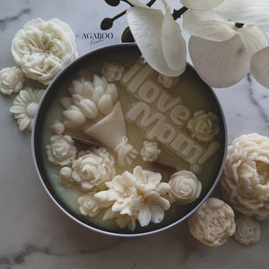 I Love Mom Candle – 10 oz Soy Wax, Crackling Wooden Wicks, Scented Gift, Botanical Tin Candle, Mother’s Day & Birthday Gift for Mom