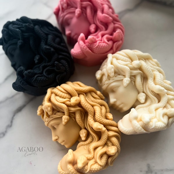 Vela con busto de Medusa: escultura de cera de soja hecha a mano, decoración inspirada en la mitología, decoración gótica para el hogar, regalo único para amantes del arte y la fantasía.