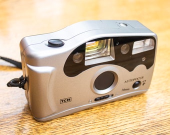 TCN 35-mm-Autofokus-Filmkamera mit Box