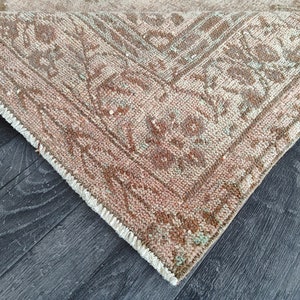 Alfombra vintage de lana Oushak de 1,7 x 2,7 m: rojo rosado, azul y verde