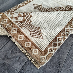 Vintage Turkish Wool Runner Rug: 2.6x13.1 ft, White & Brown Herki