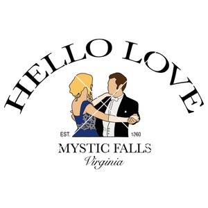 Op de afbeelding: Een logo met de tekst "HELLO LOVE" in een zwarte boog boven een dansend stel. De tekst "EST. 1360 MYSTIC FALLS Virginia" staat onder het stel.