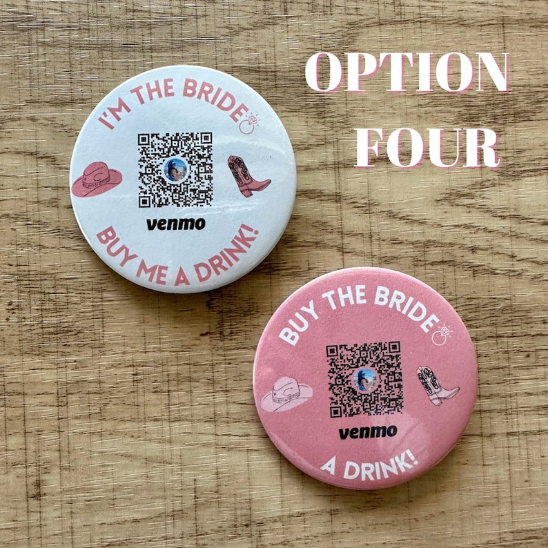 Peut inclure: Deux boutons ronds avec un fond rose et blanc. Les boutons ont un code QR, un chapeau de cowboy, une botte et le texte "I'm the Bride" et "Buy me a drink!" sur le bouton blanc. Le bouton rose a le texte "Buy the Bride" et "A drink!"