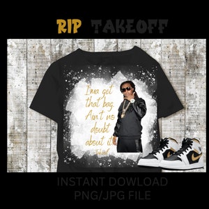 Op de afbeelding: Een zwart T-shirt met een wit splatter-ontwerp met een portret van rapper Takeoff. De tekst "I'ma get that bag. Ain't no doubt about it." is geschreven in gouden letters. De rapper draagt een zwart jack, een zwarte broek en een zonnebril. De tekst "Takeoff" is geschreven in kleinere gouden letters onder de quote. Een paar zwart-witte sneakers met gouden accenten bevinden zich in de rechterbenedenhoek van de afbeelding.