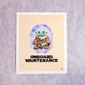 Puede incluir: Un póster naranja claro con una imagen de dibujos animados de un personaje alienígena verde que lleva una túnica marrón. El extraterrestre está sentado en un círculo morado y azul. El texto "ONBOARD MAINTENANCE" está impreso en negro debajo de la imagen.