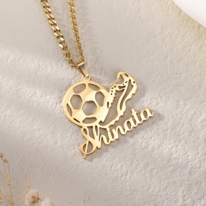 Collier personnalisé avec nom de ballon de football Collier minimaliste avec charme de footballCadeaux personnalisés de l'équipe de football pour garçons et fillesBijoux de sport image 1