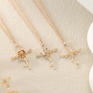 Collier croix en or fleur de naissance|Collier avec pendentif floral croix avec fleurs|Pendentif croix|Cadeau personnalisé pour elle|Bijoux d'anniversaire