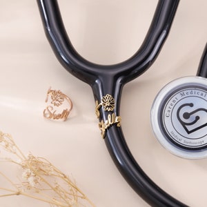 Médaille nominative personnalisée stéthoscope avec fleur de naissance et pierre de naissanceÉtiquette d'identification stéthoscopeCharme stéthoscopeCadeau pour l'obtention du diplôme d'infirmièreCadeau infirmière image 9