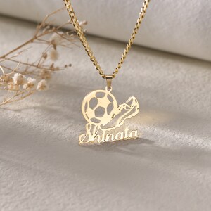 Collier personnalisé avec nom de ballon de football Collier minimaliste avec charme de footballCadeaux personnalisés de l'équipe de football pour garçons et fillesBijoux de sport image 3