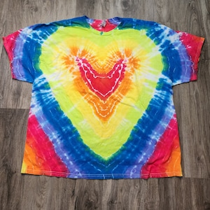 Maglietta tie-dye tinta a mano con cuore arcobaleno. Taglia adulto 3XL