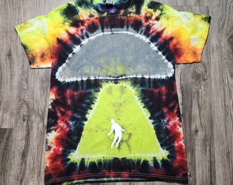 Camiseta tie-dye tingida à mão com mandala de OVNI que brilha no escuro. Tamanho Adulto Médio
