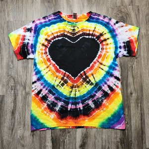Maglietta tie-dye tinta a mano con cuore arcobaleno. Taglia GIOVANE Grande