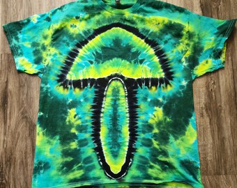 トリッピーなキノコの手染めタイダイTシャツ。サイズXL