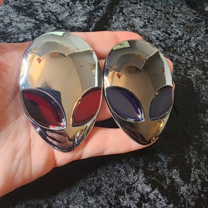 Metal alien head car emblem