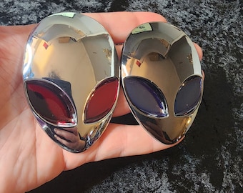 Metal alien head car emblem