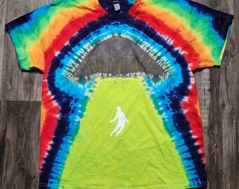Camiseta tie-dye tingida à mão com brilho no escuro. Tamanho Adulto XL