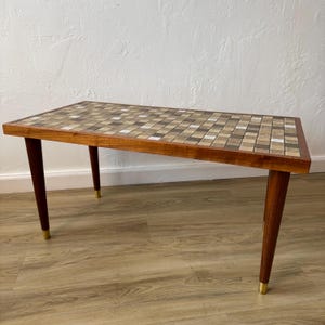 Mesa de centro Gordon + Jane Martz de nogal y azulejos