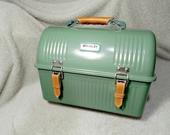 Stanley Lunchbox 9,4 Lt 10 Qt versandkostenfrei am selben Tag Lederaufhänger als Zubehör. Ein gutes Geschenk für Ihre Tasche