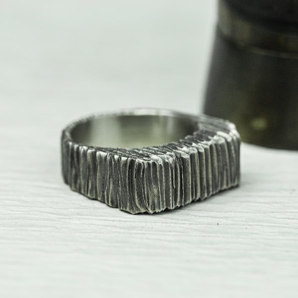 Anello nuziale vichingo in argento nero da uomo, anello inciso in argento ossidato, anello personalizzato in argento antico da uomo, anello vintage da uomo