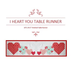 Op de afbeelding: Een rode en witte tafelrunner met een hartvormig ontwerp. De tafelrunner is 10 inch bij 39,5 inch. De tekst "I Heart You Table Runner" staat bovenaan de afbeelding.