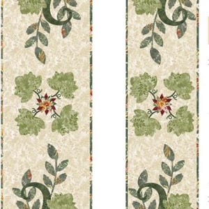 Könnte beinhalten: Zwei dekorative Tischläufer zum Thema Herbst. Jeder Läufer zeigt ein Kürbismotiv mit einem Blumenmuster in Rot-, Orange- und Cremetönen. Grüne Blatt- und Ranken-Akzente tragen zur herbstlichen Ästhetik bei.