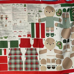 Könnte beinhalten: Ein Stoffpaneel zum Nähen von zwei Stoffpuppen mit aufgedruckten Schnittmustern für Körper, Kleidung und Zubehör. Das Design umfasst rot-grün-weiße Karomuster, Streifen und Punkte sowie aufgedruckte Anleitungen und Text.