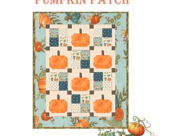Pode incluir: Um edredom de patchwork com um padrão repetido de abóboras laranja sobre um fundo creme, intercalado com quadrados azuis e florais. O edredom é emoldurado por um tecido azul claro com motivos de abóboras e folhas. O texto "PUMPKIN PATCH" está no topo.