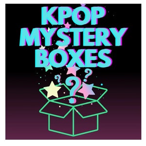 Puede incluir: Un gráfico azul y rosa con el texto "KPOP MYSTERY BOXES" y una caja abierta con signos de interrogación y estrellas que salen de ella.
