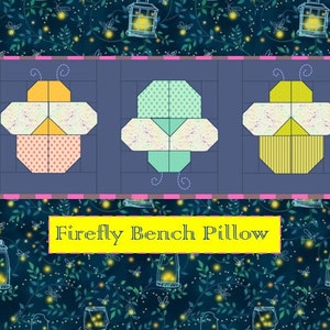 Puede incluir: Tres bloques de acolchado en forma de luciérnaga en tonos de amarillo, verde y rosa, con detalles blancos. Los bloques están dispuestos horizontalmente sobre un fondo azul oscuro. El texto "Firefly Bench Pillow" se muestra debajo de los bloques.
