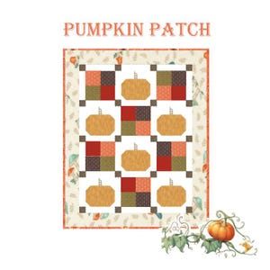 Pode incluir: Um edredom de retalhos com tema de abóbora. O edredom apresenta grandes abóboras laranja e quadrados de tecido vermelho, marrom e verde. As palavras "PUMPKIN PATCH" estão no topo. Uma borda decorativa e uma videira de abóbora também são visíveis.