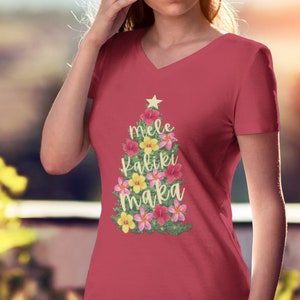 Mele Kalikimaka Weihnachtsbaum V-Ausschnitt, hawaiianisches Weihnachts-T-Shirt, süßes Weihnachtsgeschenk, Olelo Hawaii, Weihnachten in Hawaii, Coconut Memories Shop