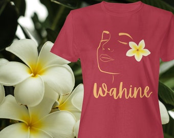 Chemise Wahine Plumeria | Marié ou fiancé Wahine | Fleur de plumeria dorée | Olelo Hawaï | T-shirt Souvenirs de noix de coco