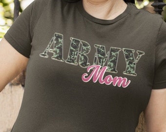 Könnte beinhalten: Ein dunkelgrünes T-Shirt mit dem Aufdruck "ARMY Mom" auf der Vorderseite. Das Wort "ARMY" ist in Tarnmuster gehalten, das Wort "Mom" in Pink.