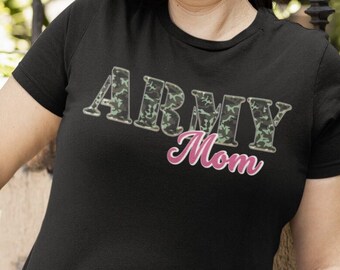 Könnte beinhalten: Schwarzes T-Shirt mit einem Camouflage-Druck des Wortes "ARMY" und dem Wort "Mom" in rosa Schrift.
