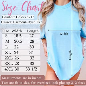 Pu&ograve; includere: Tabella delle taglie per una maglietta unisex tinta in capo, che mostra le misure di larghezza e lunghezza in pollici per le taglie dalla S alla 4XL. La tabella include il testo "Comfort Colors 1717" e "Unisex Garment-Dyed Tee".