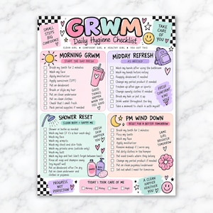 Może przedstawiać: Kolorowa lista kontrolna codziennej higieny GRWM wydrukowana na papierze, podzielona na cztery sekcje: Morning GRWM, Midday Refresh, Shower Reset i PM Wind Down. Projekt zawiera pastelowe tła, czarno-białe szachownicowe obramowania oraz różne ikony, takie jak słońce, księżyc, plecak i butelka na wodę, z tekstem opisującym zadania higieniczne.