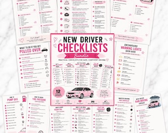 Op de afbeelding: Een bundel van twaalf gedrukte checklists voor nieuwe bestuurders, met roze en zwarte tekst op wit papier. De documenten bevatten gidsen voor noodpakketten, ongevallenprocedures, waarschuwingslampjes op het dashboard en voertuigonderhoud.