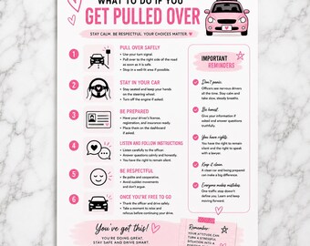 Op de afbeelding: Een witte informatie flyer getiteld WHAT TO DO IF YOU GET PULLED OVER met een afbeelding van een roze politieauto. Het bevat zes genummerde stappen voor verkeerscontroles, belangrijke herinneringen en bemoedigende tekst in roze en zwarte letters.