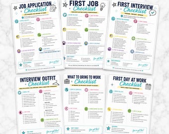 Op de afbeelding: Een set van zes witte papieren checklists met blauwe en turquoise tekst en iconen. De titels zijn onder andere Job Application Checklist, First Job Checklist, First Interview Checklist, Interview Outfit Checklist, What to Bring to Work en First Day at Work.