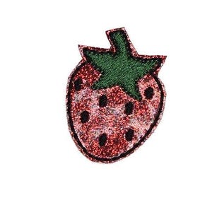 Puede incluir: Un parche bordado de fresa rojo y verde. La fresa est&aacute; bordeada de negro y tiene un tallo y hojas verdes.