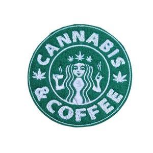 Peut inclure: Patch brodé vert avec une feuille de cannabis blanche et le texte "Cannabis Coffee" autour du bord.