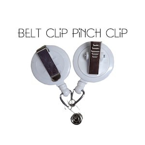 Puede incluir: Portagafete retr&aacute;ctil blanco con un clip de metal plateado y un clip de presi&oacute;n de metal plateado. El texto "BELT CLIP PINCH CLIP" est&aacute; impreso sobre el portagafete.