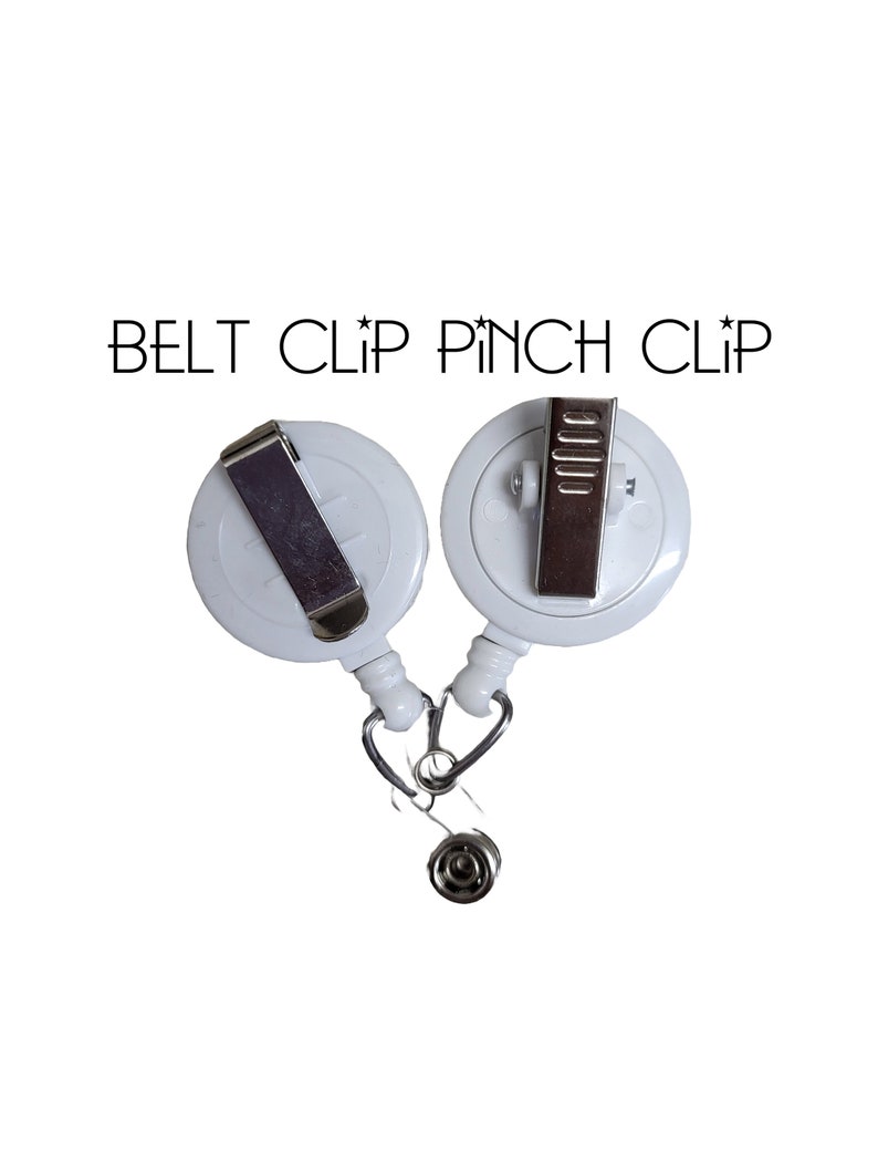 Puede incluir: Portagafete retr&aacute;ctil blanco con un clip de metal plateado y un clip de presi&oacute;n de metal plateado. El texto "BELT CLIP PINCH CLIP" est&aacute; impreso sobre el portagafete.